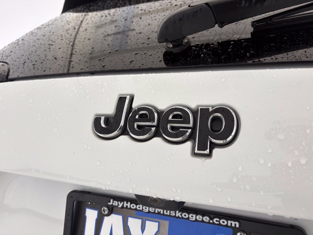 Used 2020 White Jeep Latitude image 22