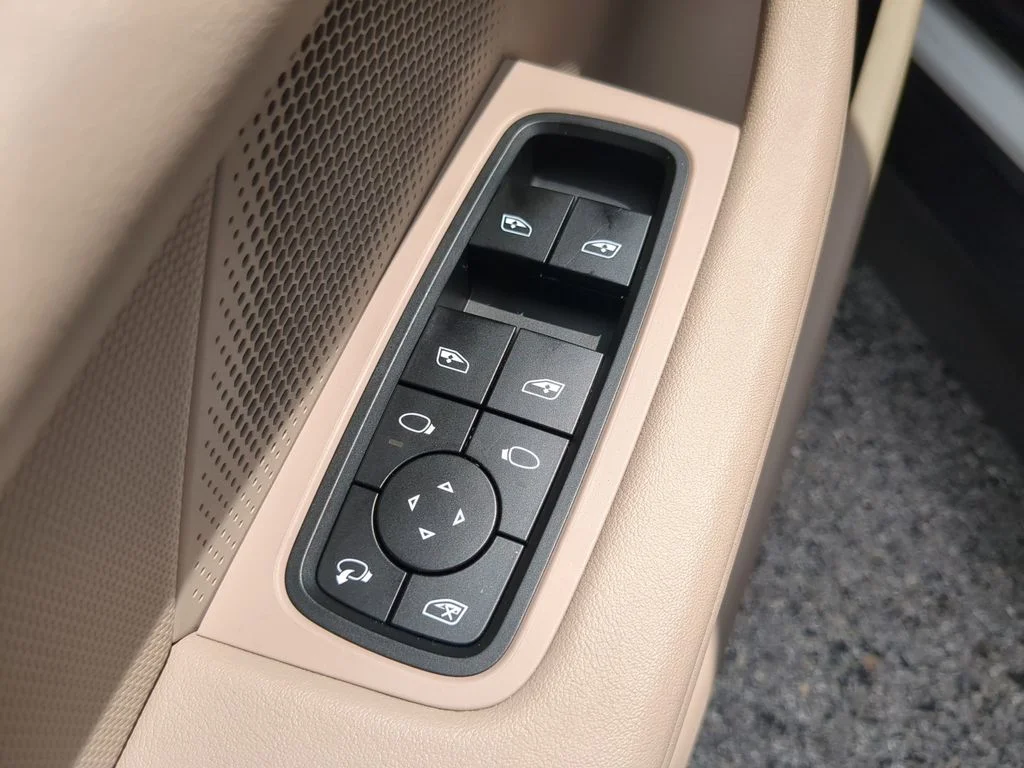 Used 2024  Porsche Base image 18