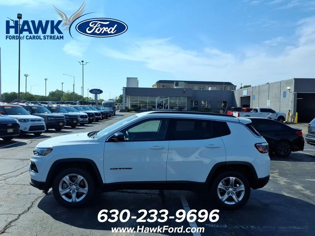 Used 2024 White Jeep Latitude image 4