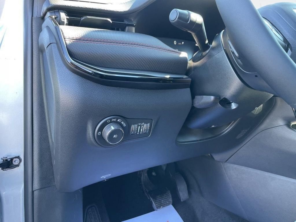 New 2026 Silver Zynith Metallic Clear-Coat Exterior Paint Jeep Trailhawk image 18