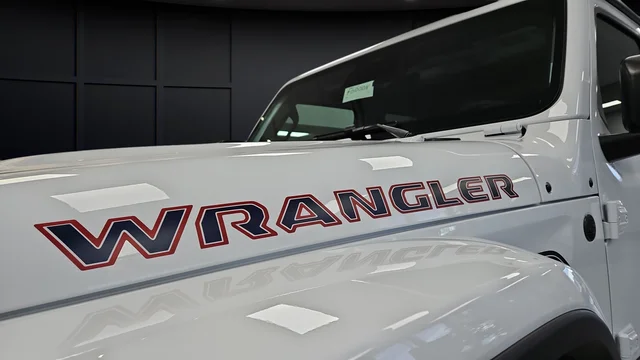 New 2026 Bright White Clear-Coat Exterior Paint Jeep  image 43