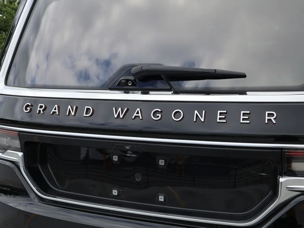 Used 2022 Diamond Black Crystal Pearlcoat Jeep Series III image 8