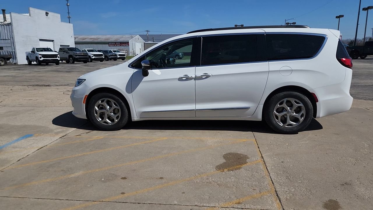 Used 2023  Chrysler Limited image 2