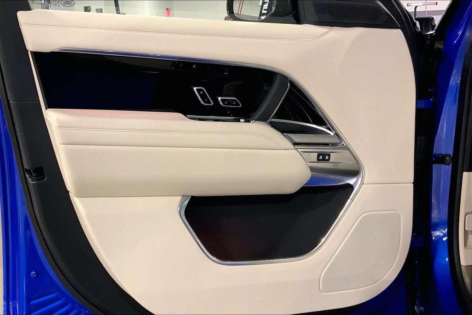 New 2026 Velocity Blue Land Rover SE image 10