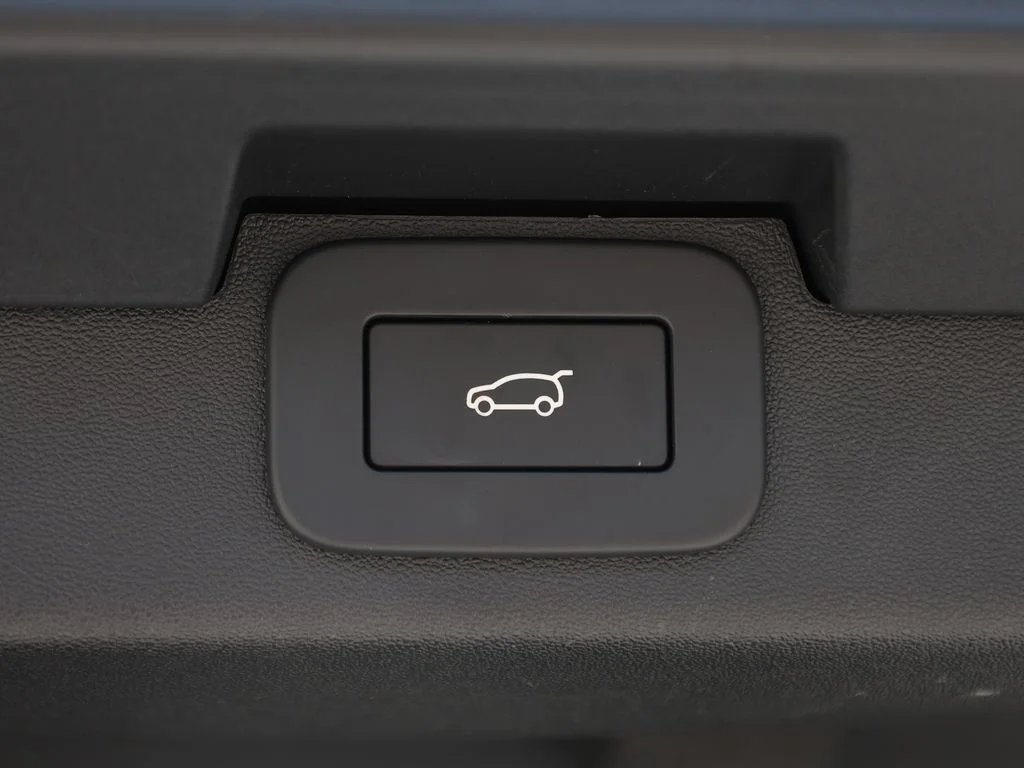 Used 2024 White Land Rover S image 10