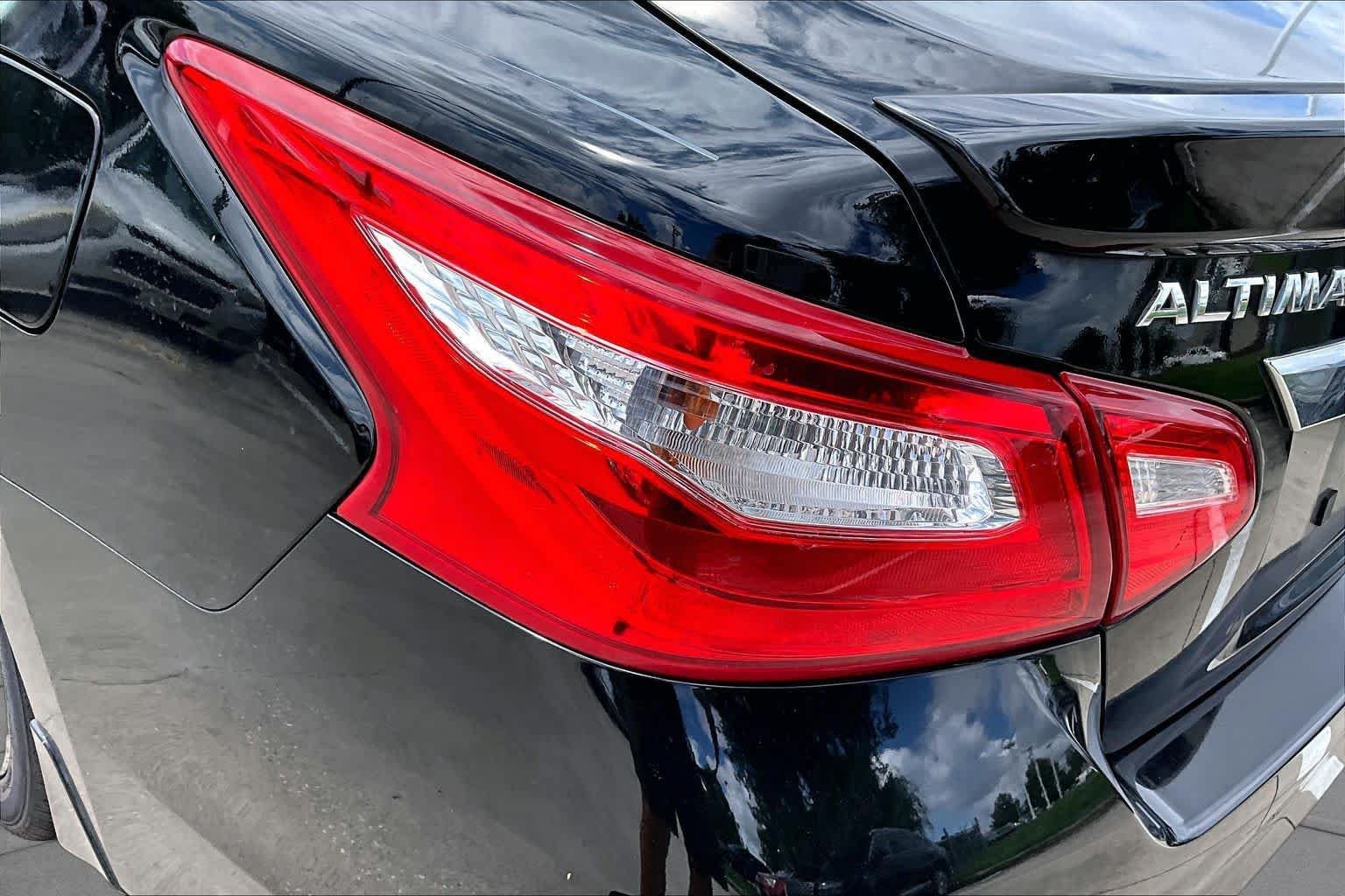 Used 2016 Super Black Nissan 2.5 SR image 27