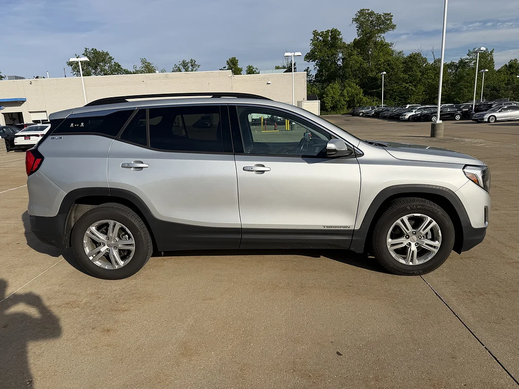 Used 2020 Quicksilver Metallic GMC SLE image 3