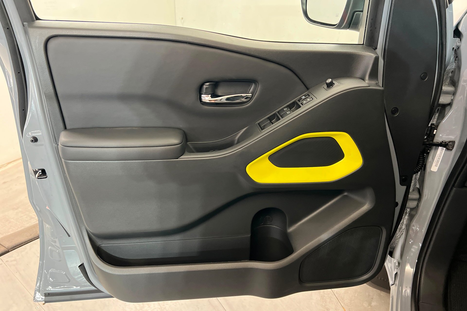 New 2027 Boulder Gray Pearl Nissan Crew Cab SV image 15