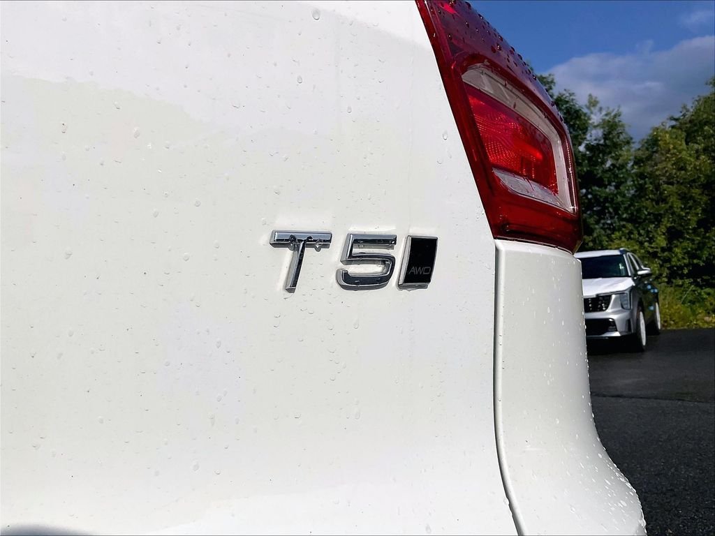 Used 2020 White Volvo Momentum image 27