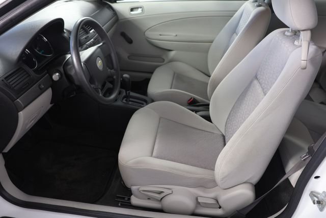 Used 2005 White Chevrolet Base image 13