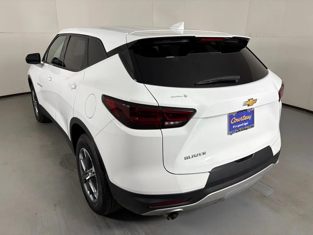 Used 2025 White Chevrolet LT image 6