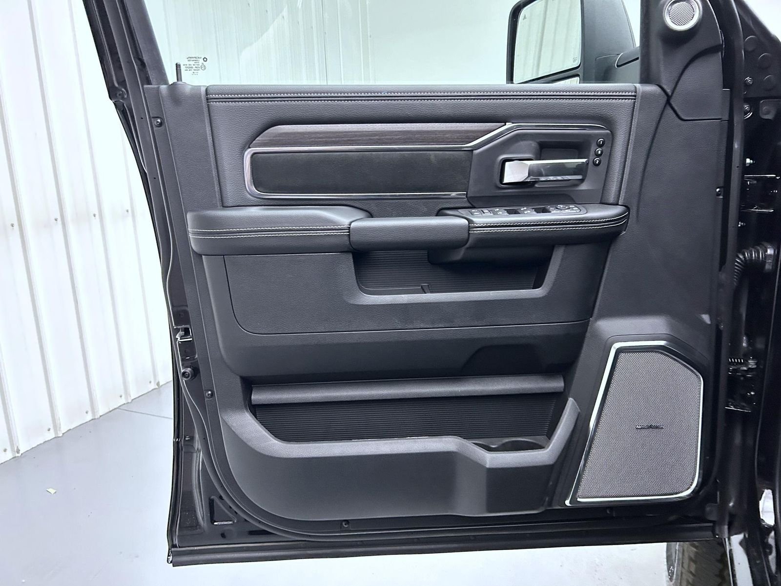 New 2026 Diamond Black Crystal Pearl-Coat Exterior Paint RAM Laramie image 9