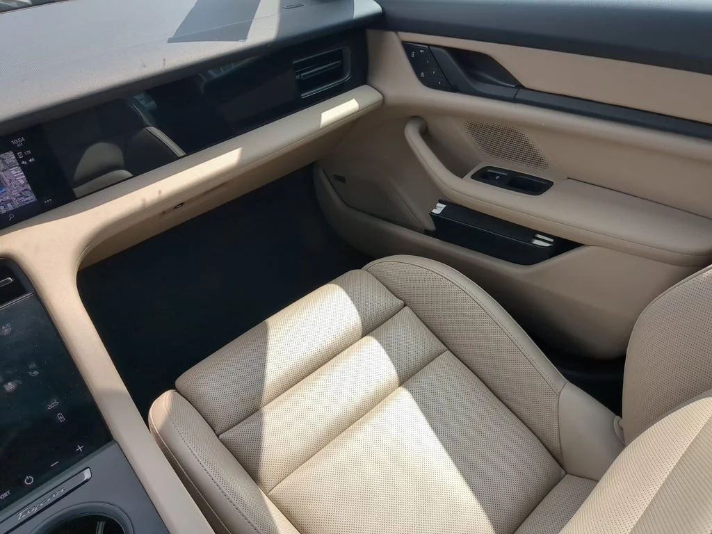 Used 2024  Porsche Base image 16