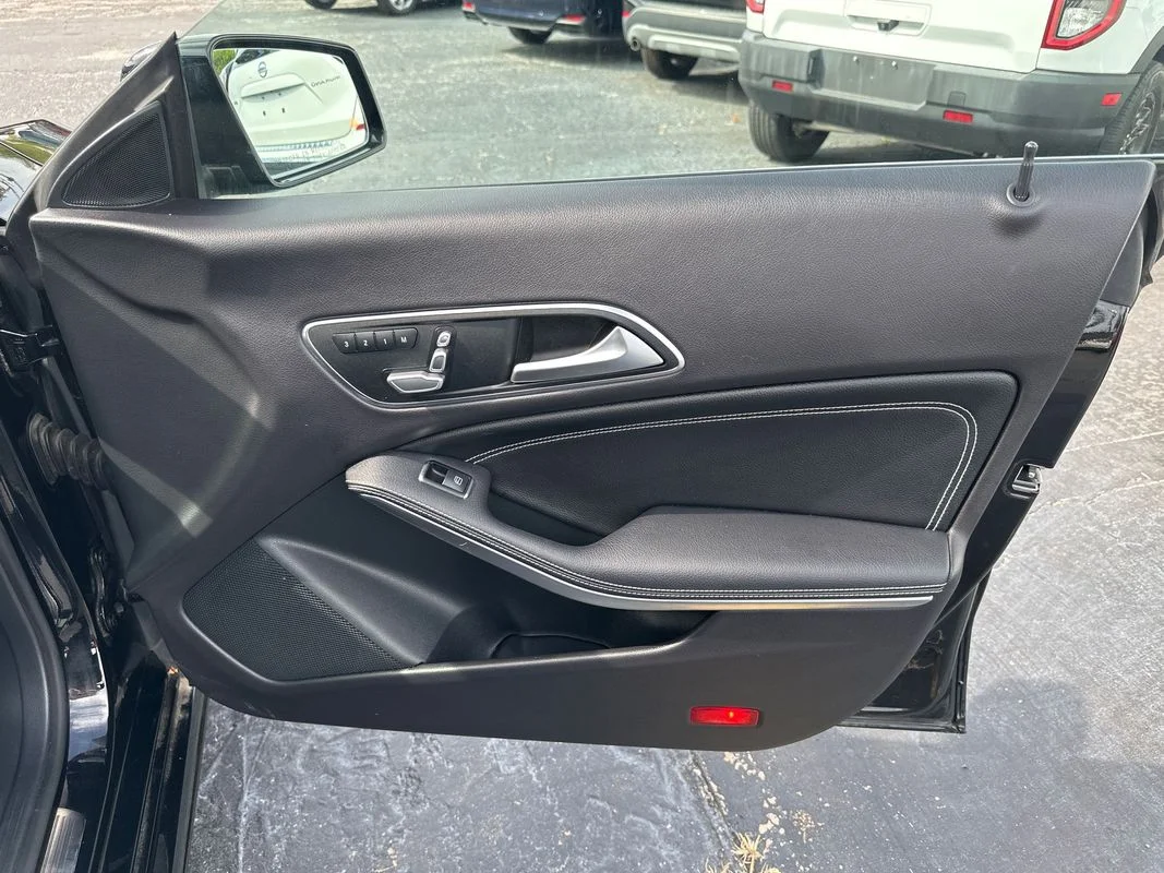 Used 2019 Black Mercedes-Benz 4MATIC® image 30