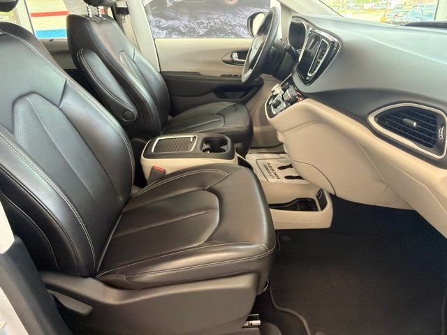 Used 2023 Silver Mist Clearcoat Chrysler  image 10
