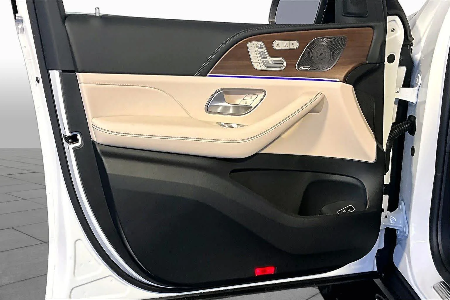 New 2026 MANUFAKTUR Moonlight White Metallic Mercedes-Benz GLS 450 image 11