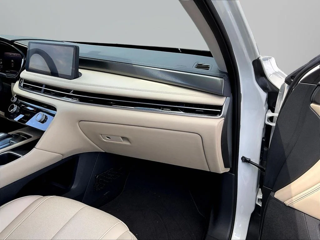 Used 2023 White INFINITI LUXE image 28