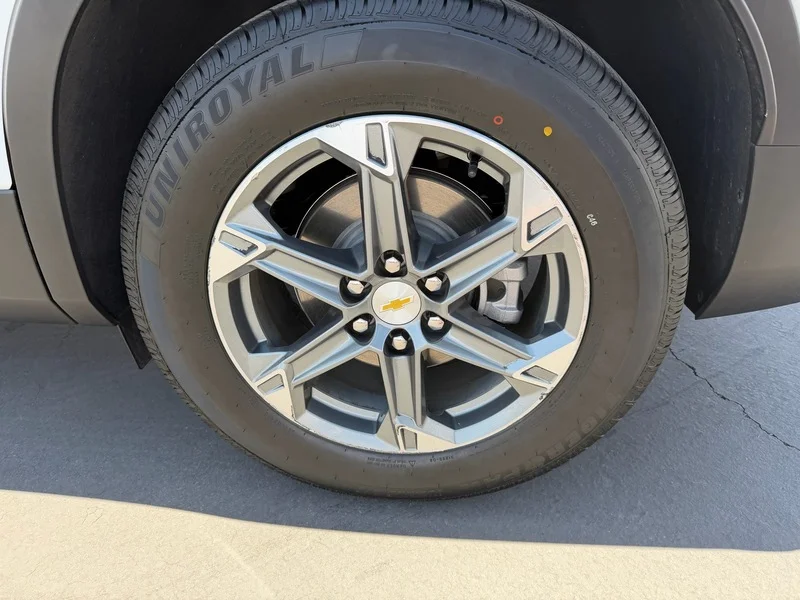 Used 2024 Summit White Chevrolet 2LT image 26