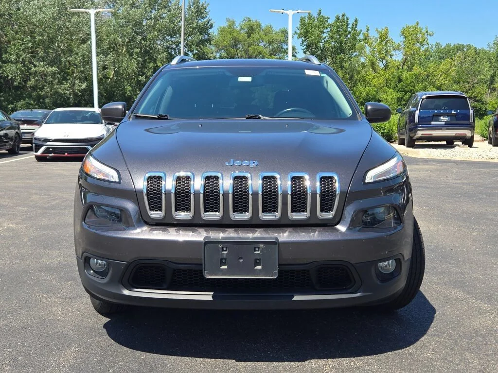 Used 2016 Gray Jeep Latitude image 4