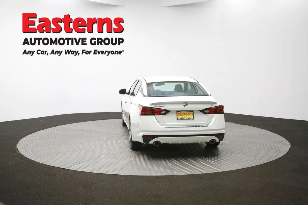 Used 2022 White Nissan 2.5 SL image 34