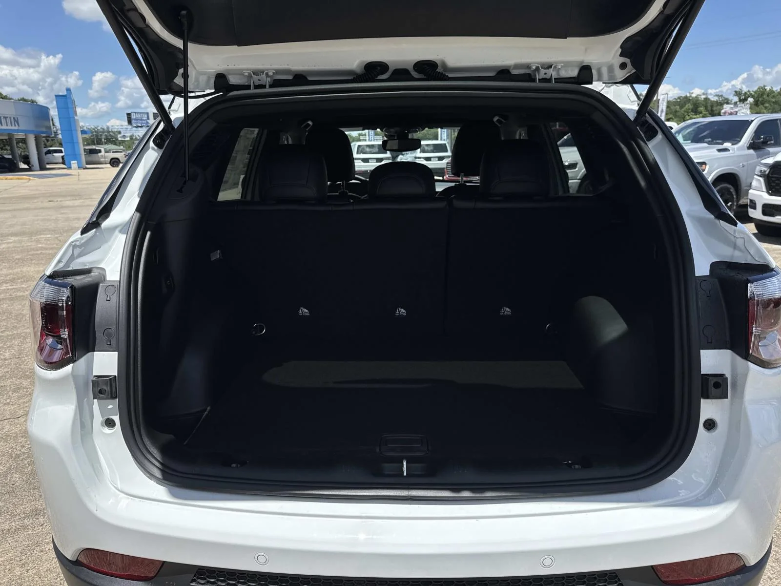 New 2026 Bright White Clear-Coat Exterior Paint Jeep Trailhawk image 6