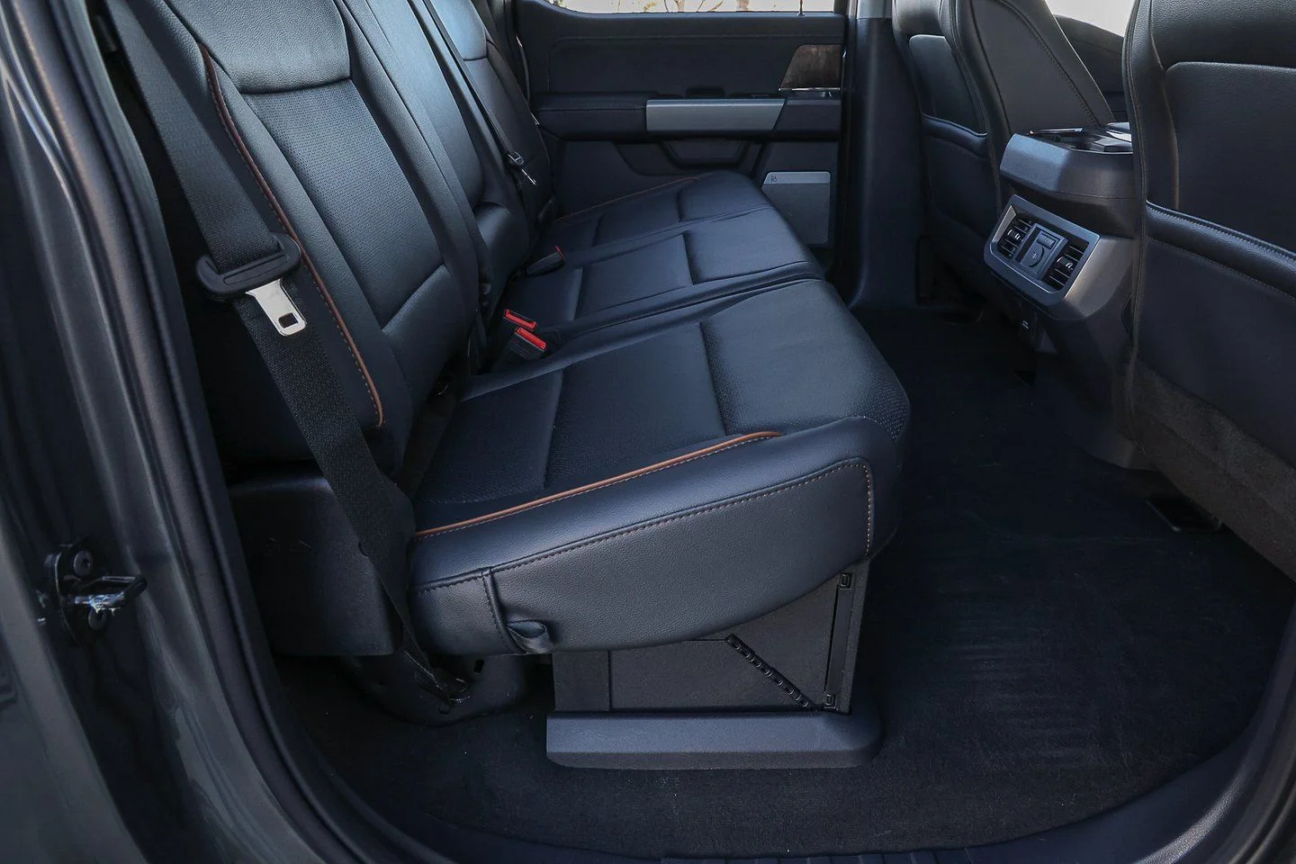 New 2026 Carbonized Gray Metallic Ford F-350® Lariat® image 43