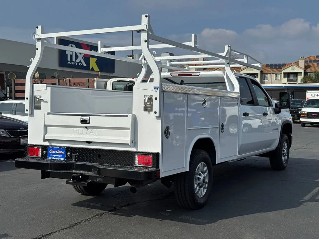 New 2026 Summit White Chevrolet WT image 10