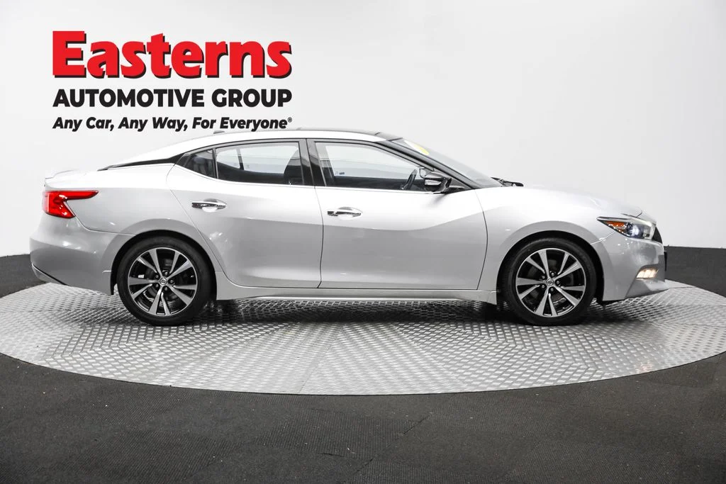 Used 2018 Silver Nissan Platinum image 4