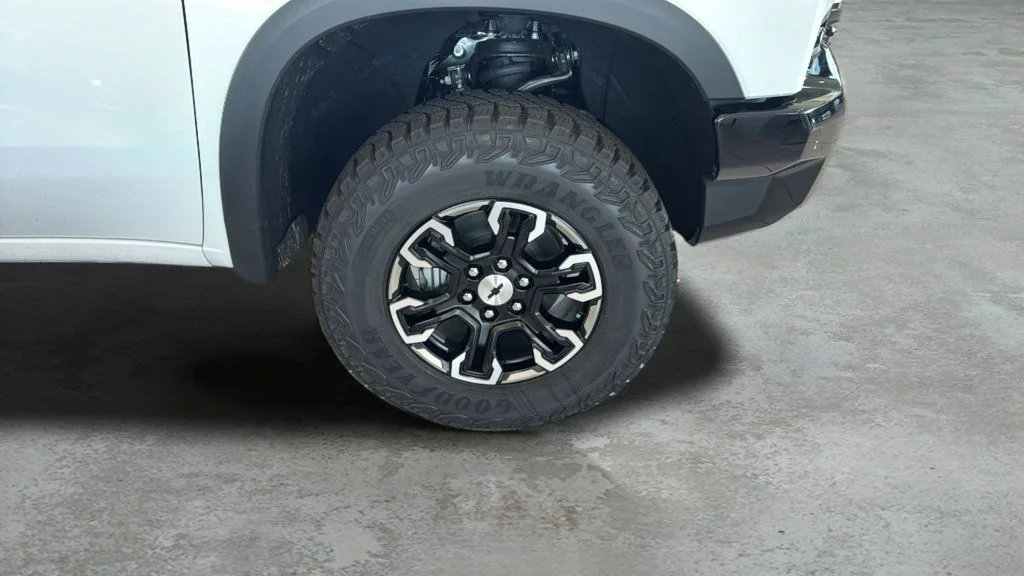 New 2026 White Chevrolet ZR2 image 31