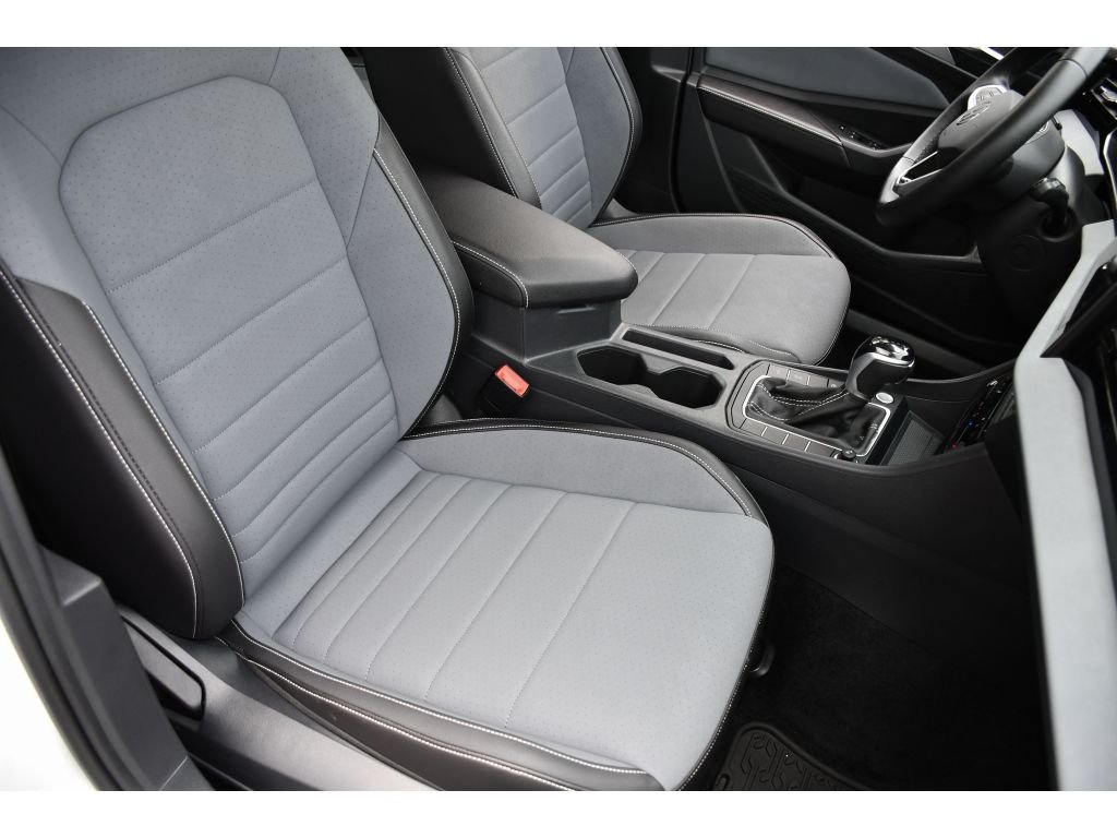 Used 2025 Opal White Pearl Volkswagen SE image 29