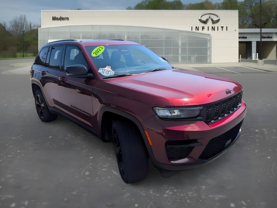 Used 2023 Velvet Red Pearlcoat Jeep Altitude image 2