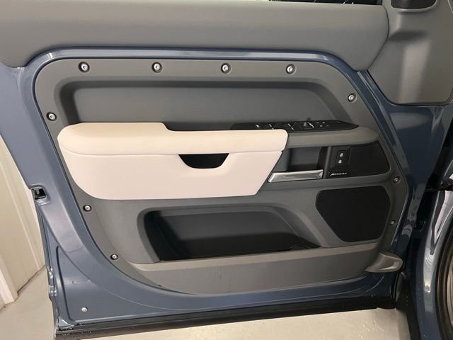 2025 Land Rover Defender S - Photo 9
