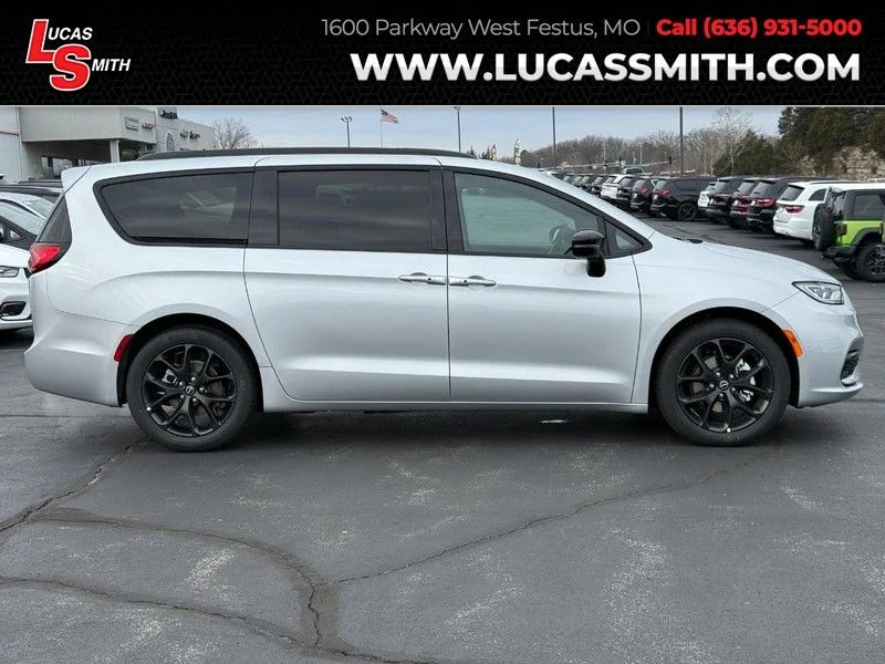 2026 Chrysler Pacifica Select's photo