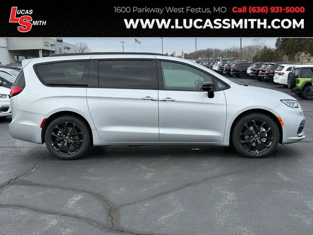 2026 Chrysler Pacifica Select