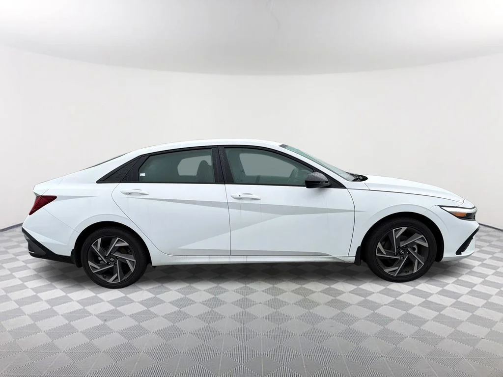 Used 2025 White Hyundai SEL Sport image 4
