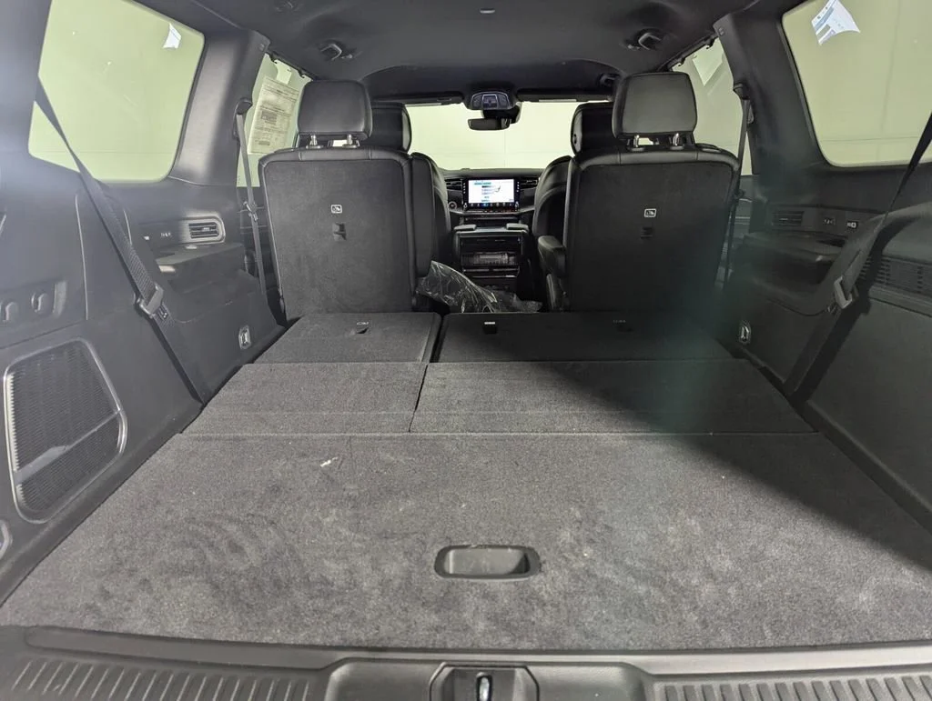 New 2026 Bright White Clear-Coat Exterior Paint Jeep Limited Altitude image 27