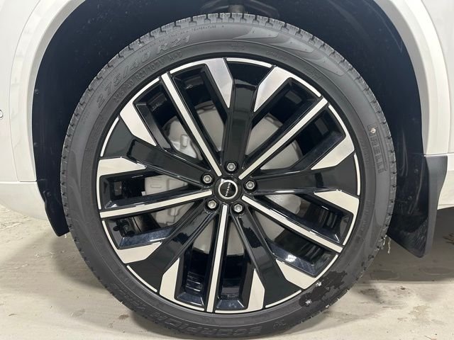 New 2026 White Volvo B6 Plus 7-Seater image 21