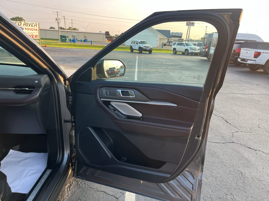 Used 2025 Carbonized Gray Metallic Ford Platinum image 16