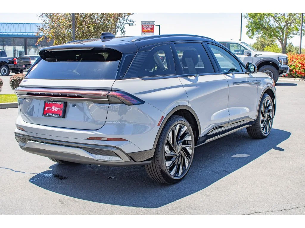 New 2026 Gray Matter Metallic Clearcoat Lincoln Reserve image 8