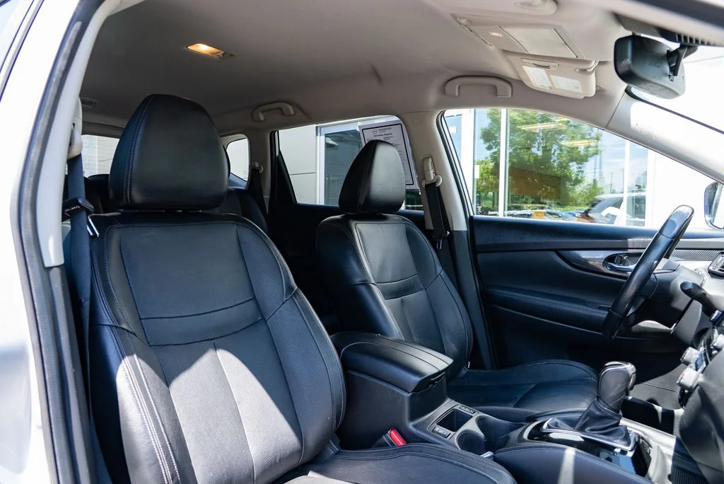 Used 2018 Silver Nissan SL image 25