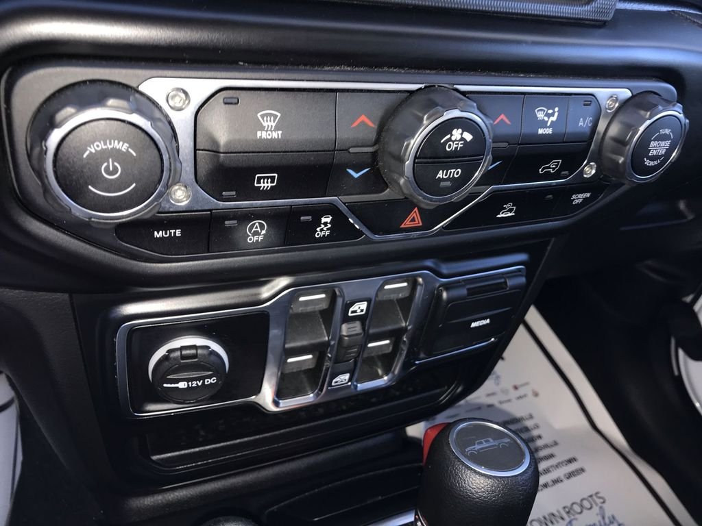Used 2022 White Jeep Sport image 19