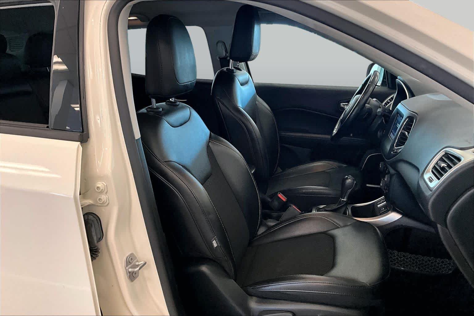 Used 2020 White Clearcoat Jeep Latitude image 8