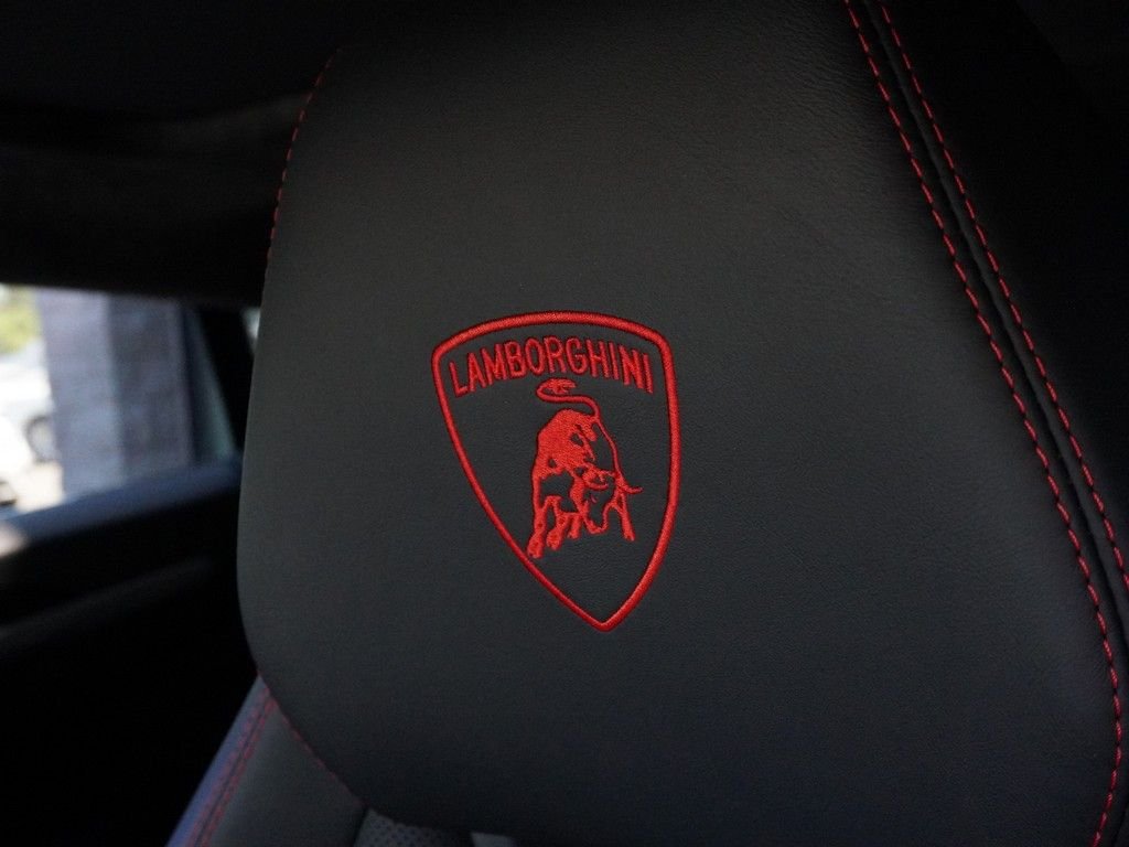 Used 2020 Black Lamborghini Base image 34