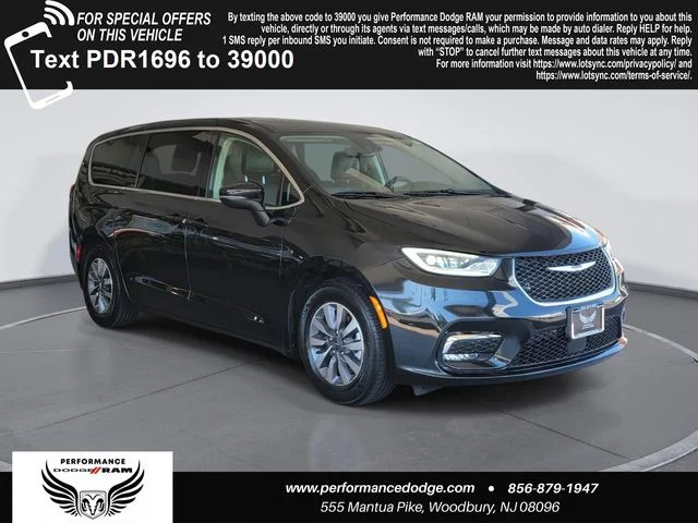2023 Chrysler Pacifica Hybrid Touring L Hybrid's photo
