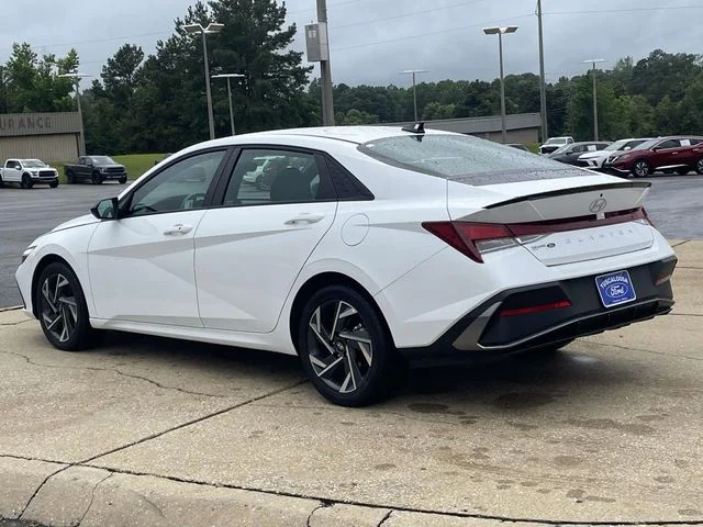 Used 2025 White Hyundai SEL Sport image 3