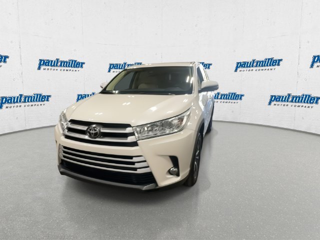 Used 2017 White Toyota XLE image 4