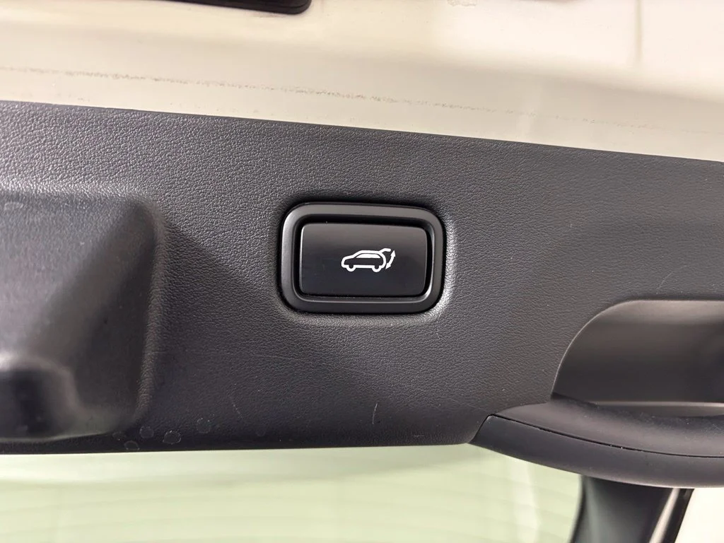 Used 2022 White Kia Wind image 39