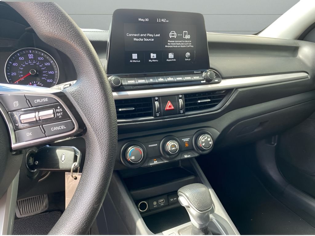 Used 2020 Currant Red Kia LXS image 9