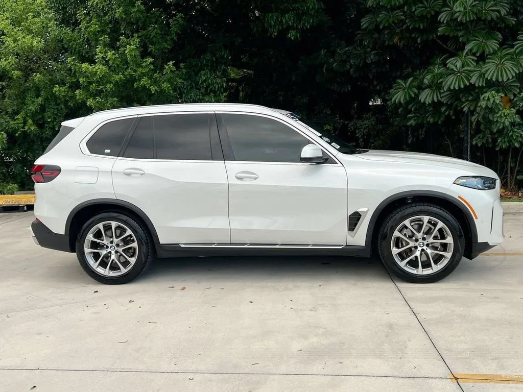 Used 2025 White Metallic BMW sDrive40i image 8