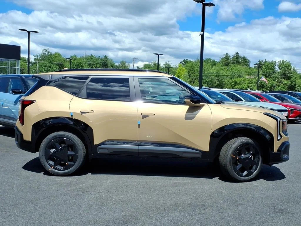 New 2027 Brown Kia X-Line S image 3